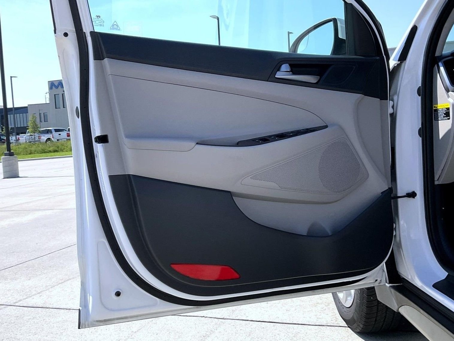 Used 2017 White Hyundai Eco image 9