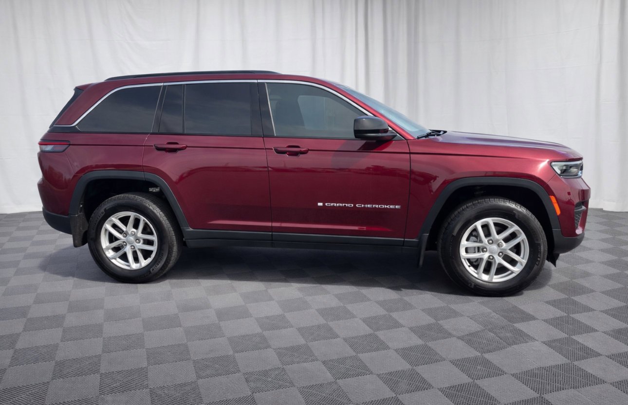 Used 2025 Velvet Red Pearlcoat Jeep Laredo X image 2