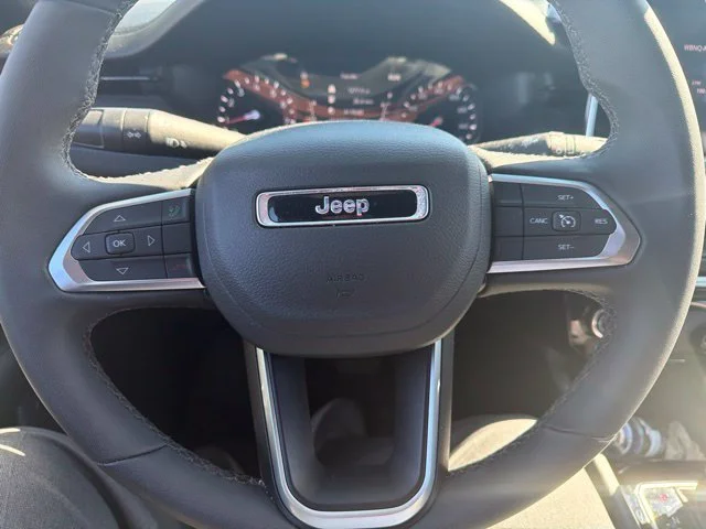 Used 2025 Red Hot Pearlcoat Jeep Latitude image 15