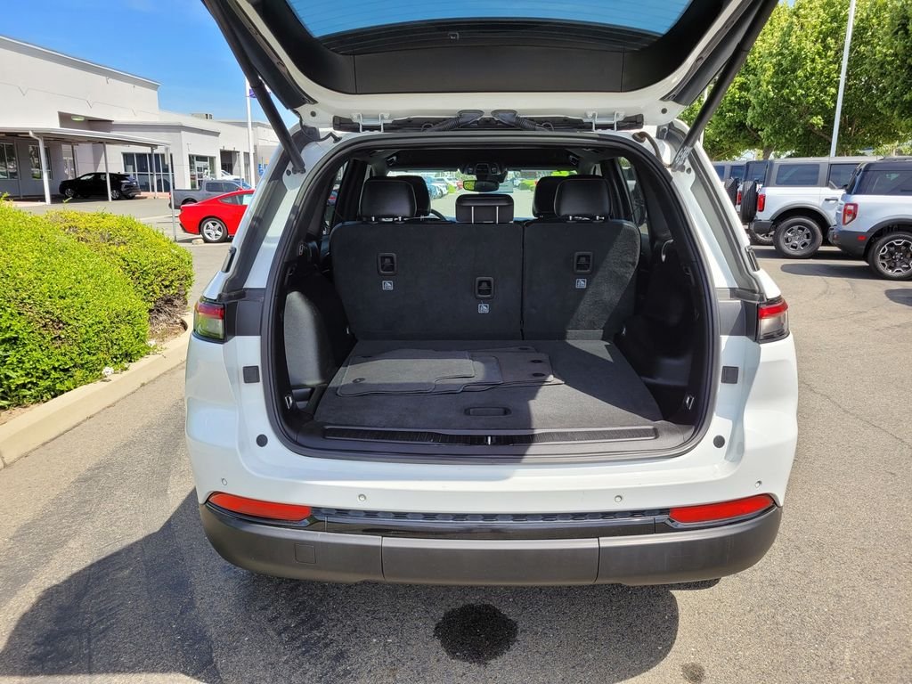 Used 2024 White Jeep Altitude image 10