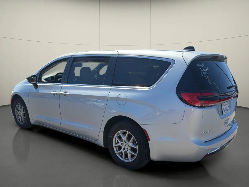 Used 2024 Silver Chrysler Touring L image 5
