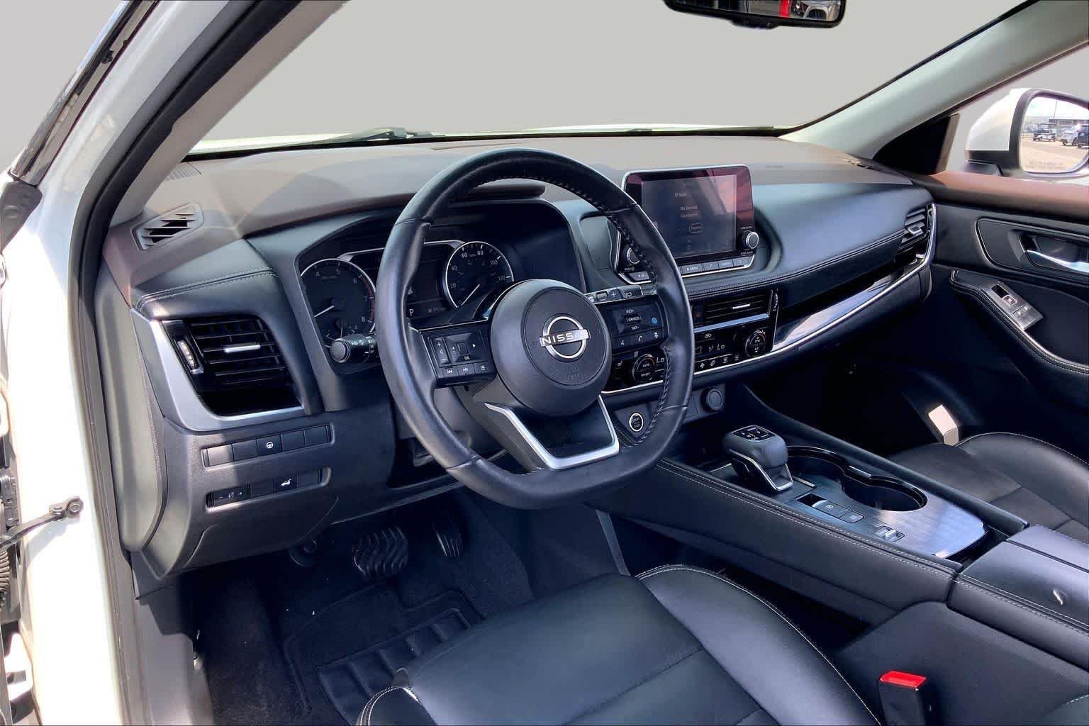 Used 2022 Pearl White Tricoat Nissan SL image 17