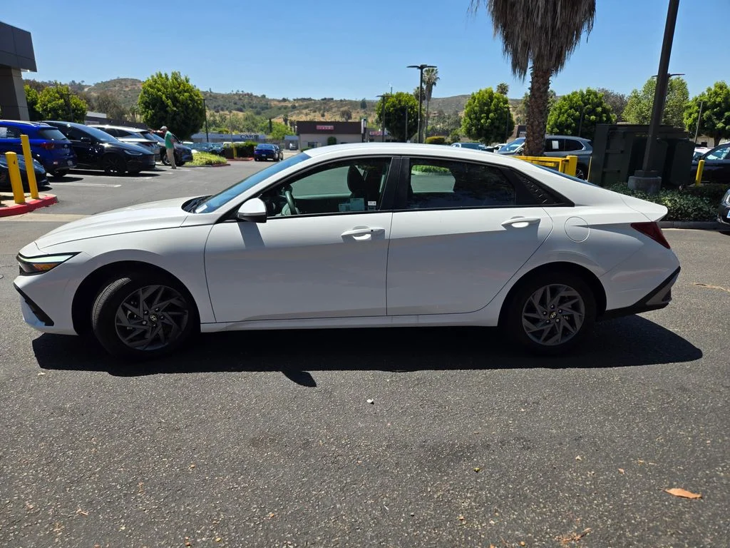 Used 2025 White Hyundai Blue image 4