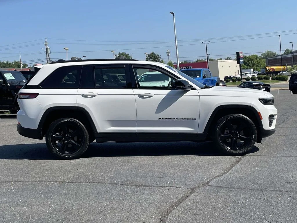 Used 2024 White Jeep Altitude X image 10