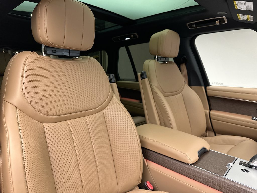 Used 2025  Land Rover SE image 4