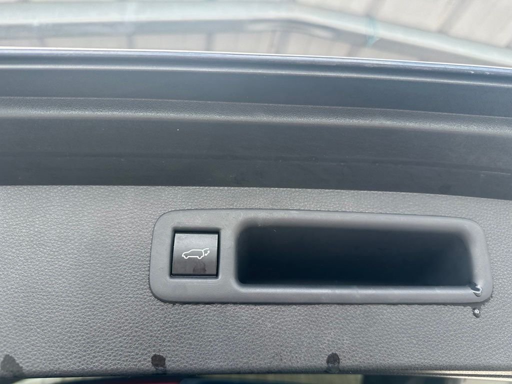 Used 2020  Toyota XLE image 32