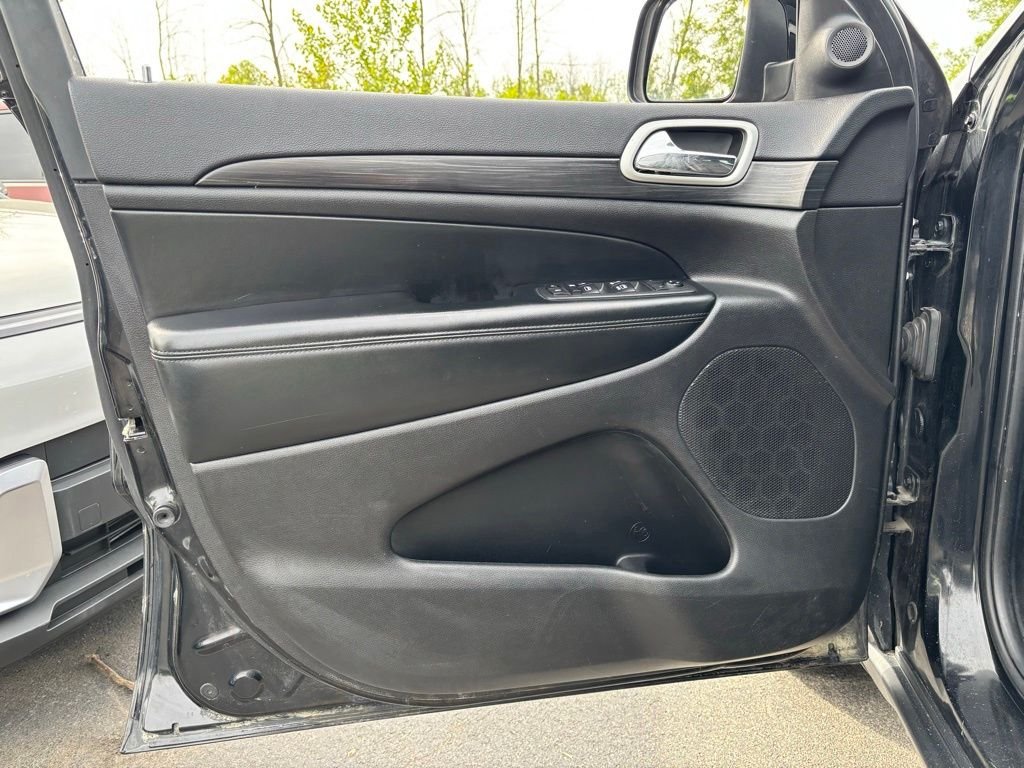 Used 2020 Black Jeep Laredo image 31