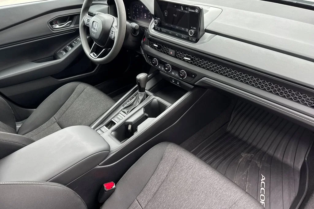 Used 2025  Honda SE image 17