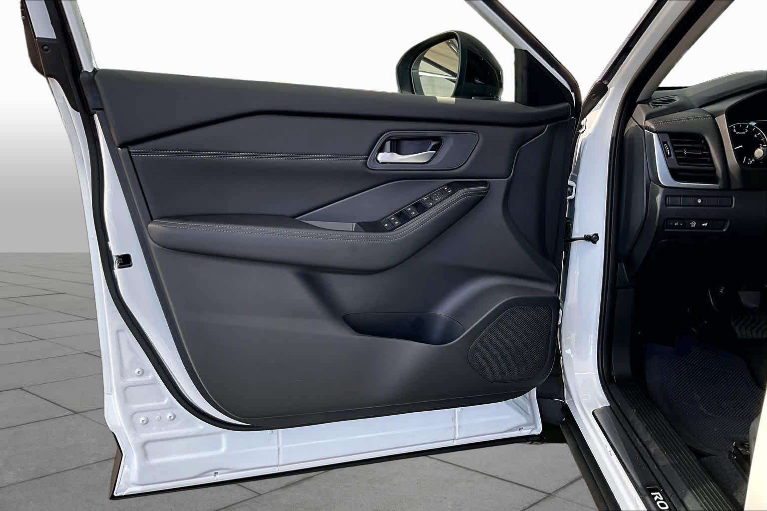 New 2026 Everest White Pearl Tricoat Nissan Dark Armor image 10