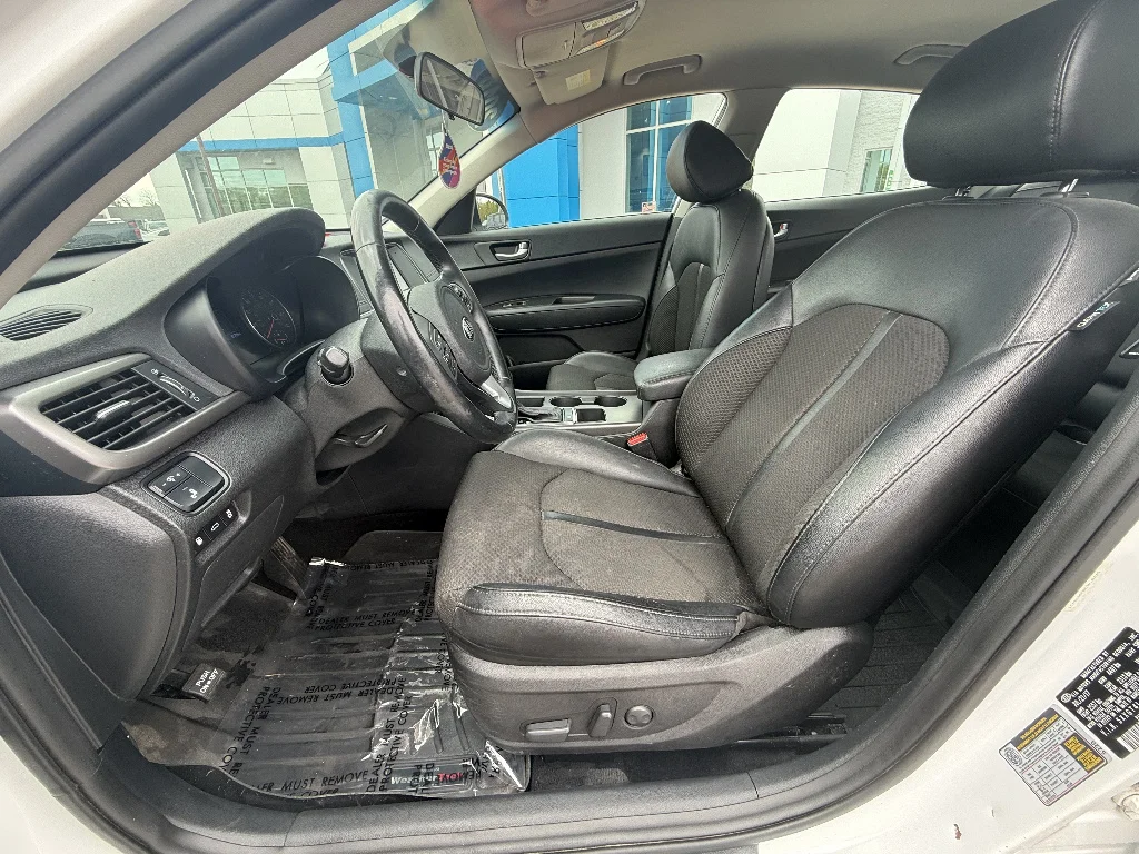 Used 2018 Snow White Pearl Kia LX image 14