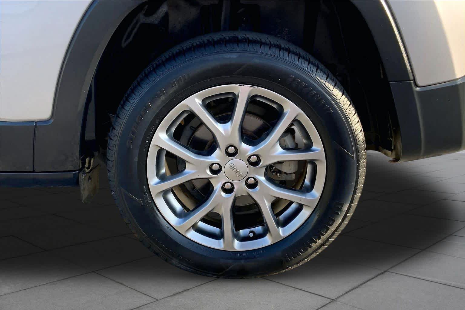 Used 2018 Billet Silver Metallic Clearcoat Jeep Latitude Plus image 10