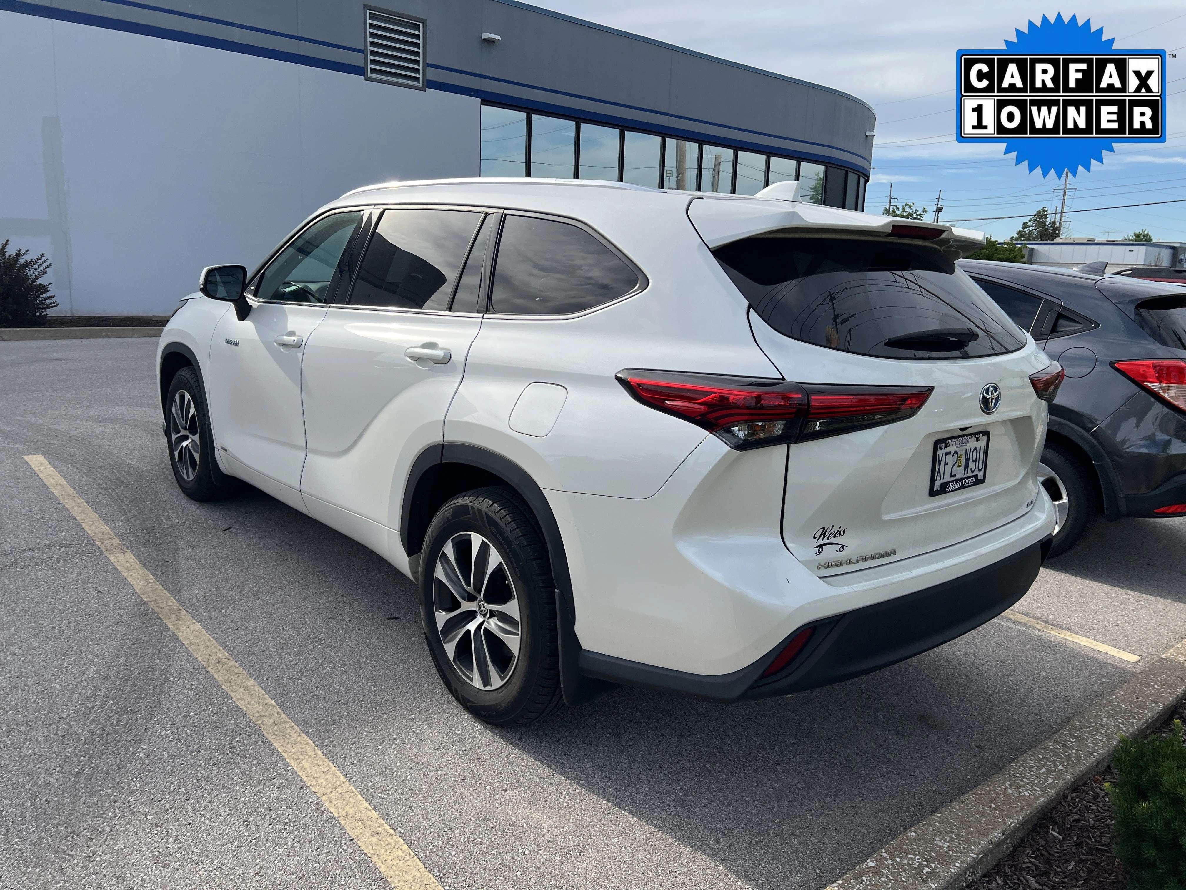 Used 2020 Blizzard Pearl Toyota Hybrid XLE image 3