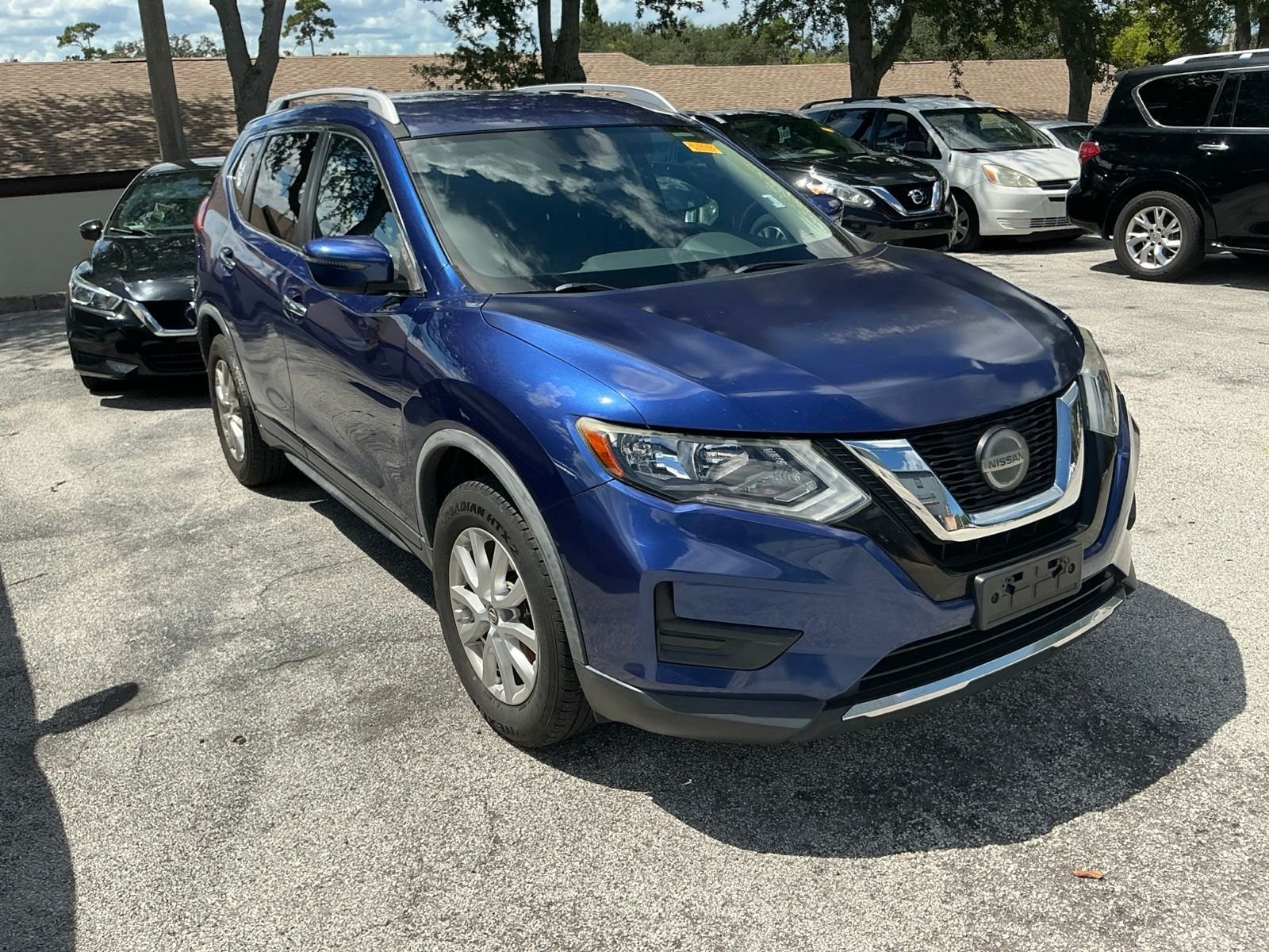 Used 2020 Blue Nissan SV image 4