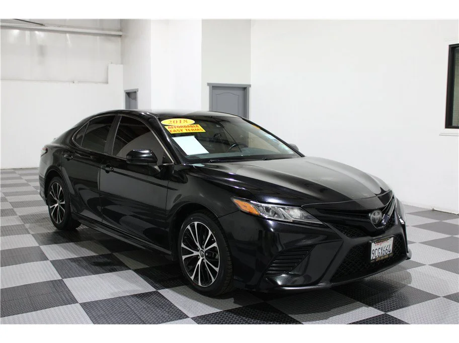 Used 2018 Black Toyota SE Sedan 4D image 3