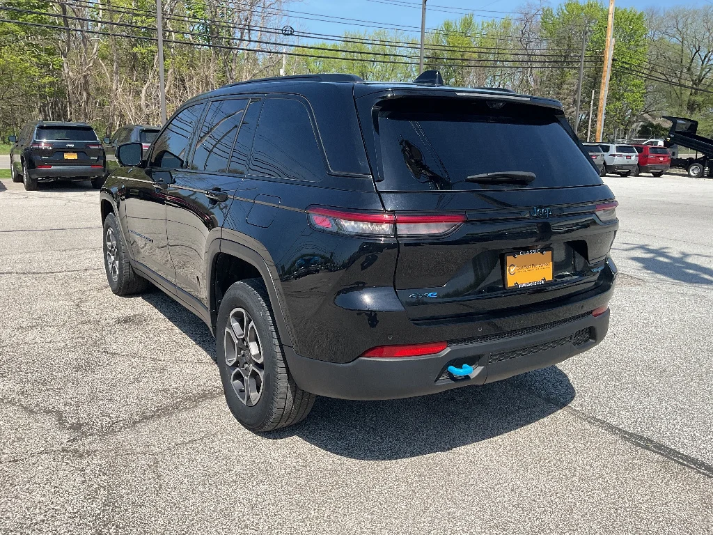 Used 2022 Diamond Black Crystal Pearl Coat Jeep Trailhawk 4xe image 5