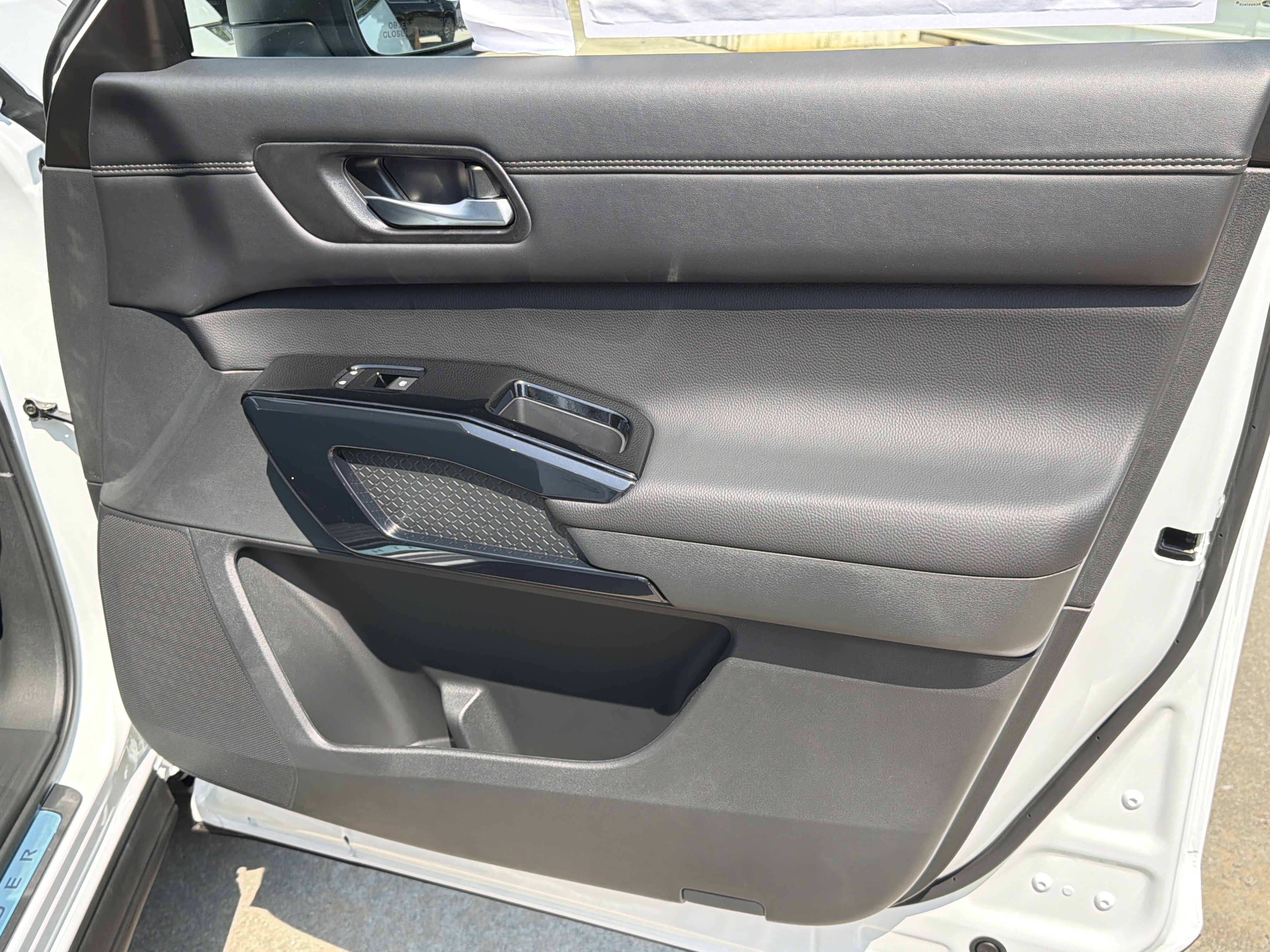 New 2026 Everest White Pearl Tricoat Nissan Platinum image 15