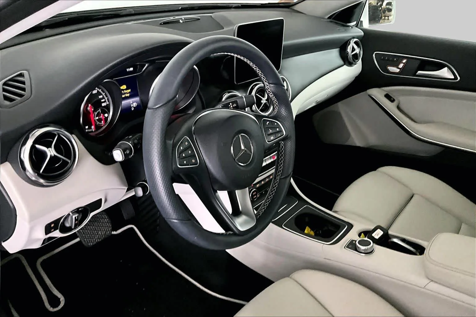 Used 2018 Polar White Mercedes-Benz GLA 250 image 18