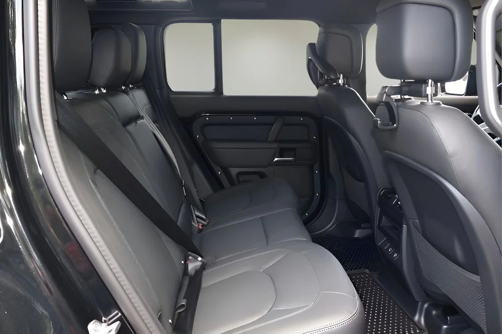 Certified Used 2025 Black Land Rover X-Dynamic SE image 16