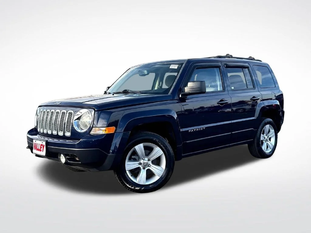 Used 2015 True Blue Pearlcoat Jeep Latitude image 3