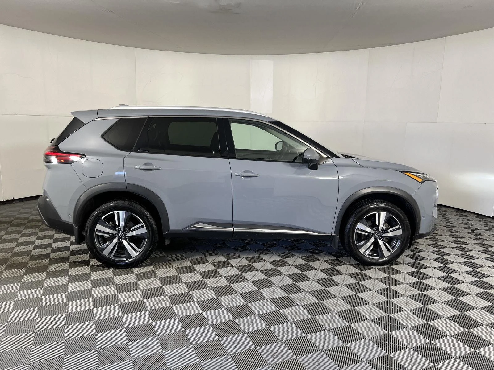 Used 2022 Boulder Gray Pearl Nissan SL image 12