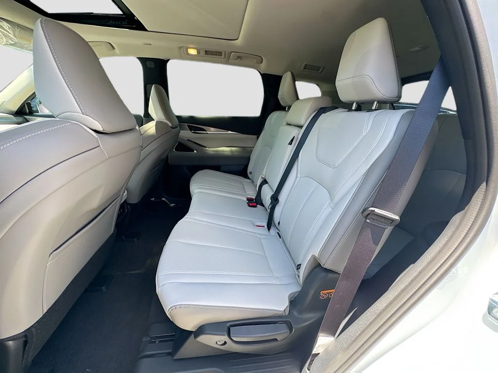 Used 2027 White INFINITI LUXE image 27