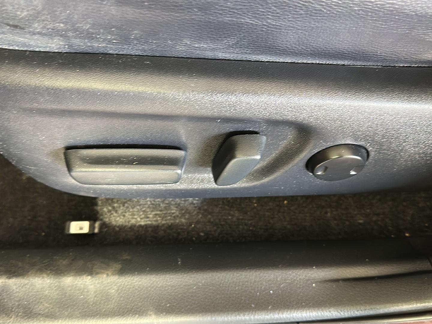 Used 2018 Pearl Toyota Limited image 11