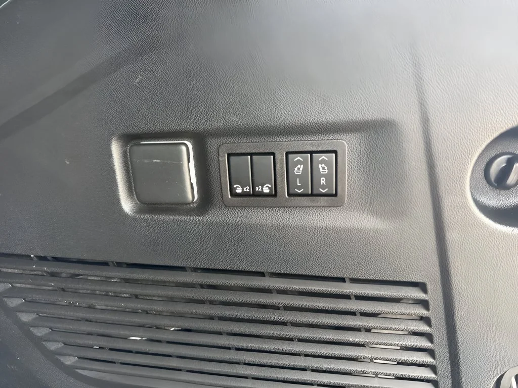 Used 2023 White Frost Tricoat GMC Denali Ultimate image 37