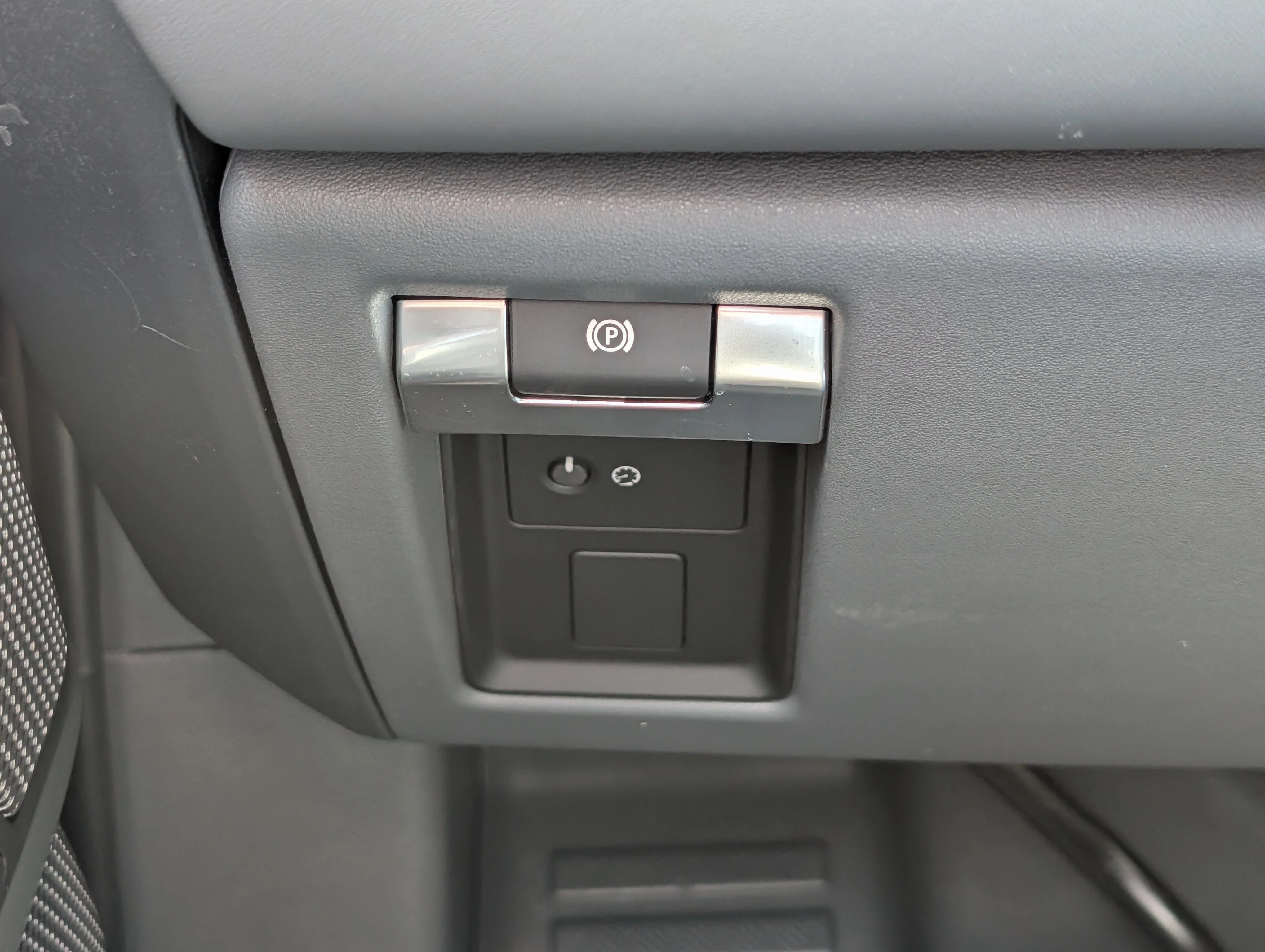 Used 2024 Tasman Blue Metallic Land Rover X-Dynamic SE image 26