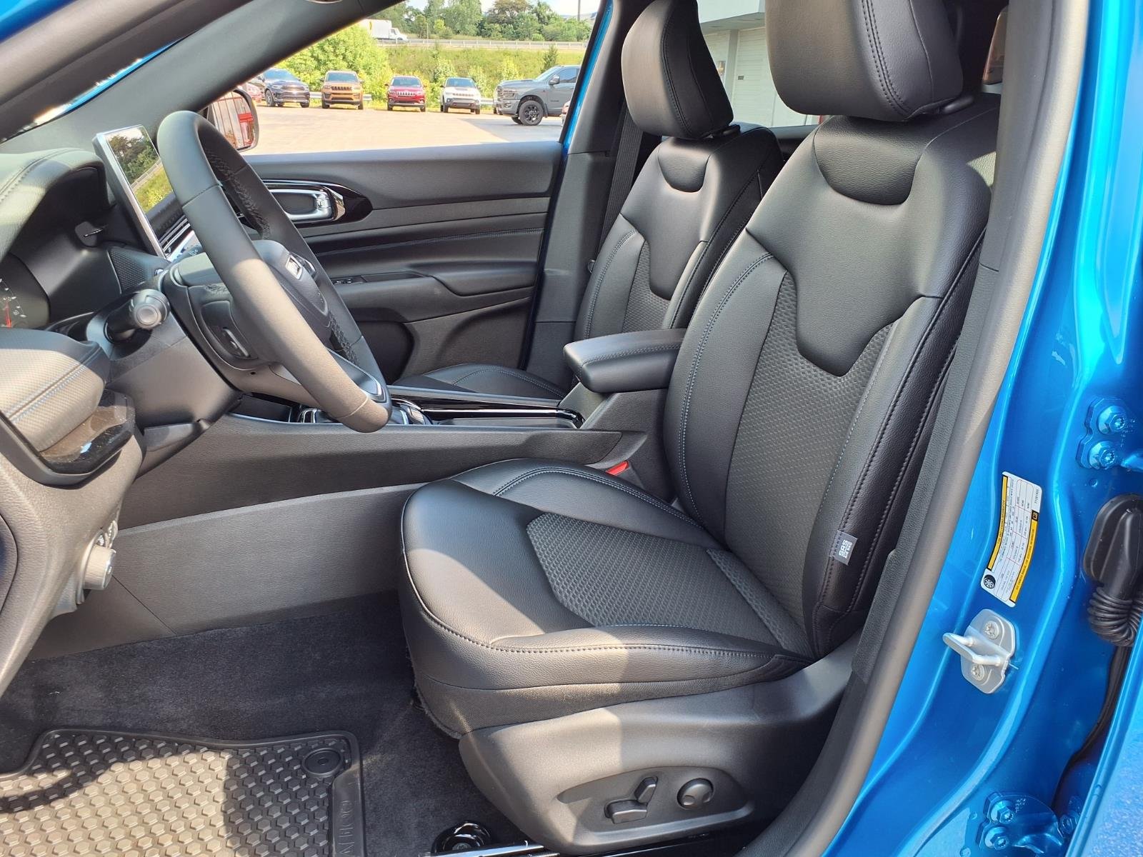 New 2026 Hydro Blue Pearlcoat Jeep Latitude Altitude image 5