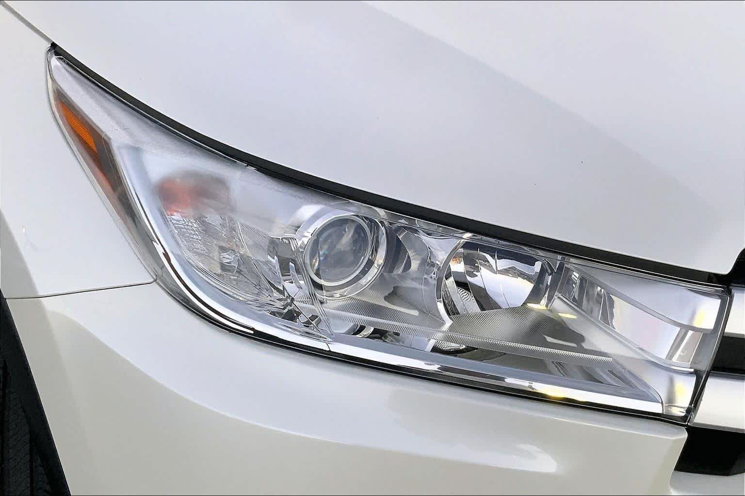 Used 2019 Blizzard Pearl Toyota LE Plus image 24
