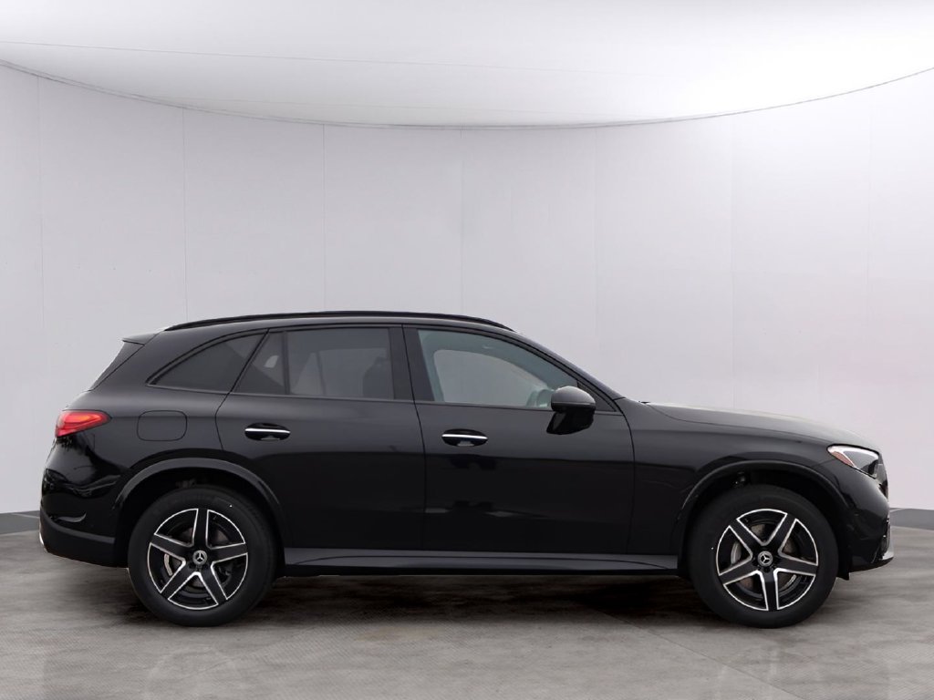 Used 2026 Obsidian Black Metallic Mercedes-Benz GLC 300 image 4