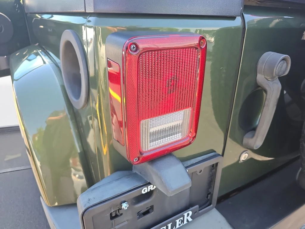 Used 2008 Green Jeep Sahara image 25