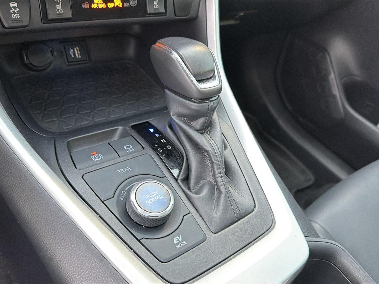 Used 2024 Wind Chill Pearl w/Midnight Black Metallic Roof Toyota Hybrid XSE image 28
