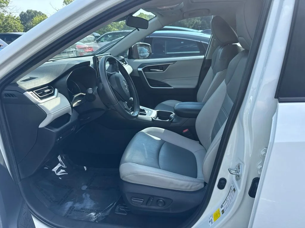 Used 2019 White Toyota XLE Premium image 3