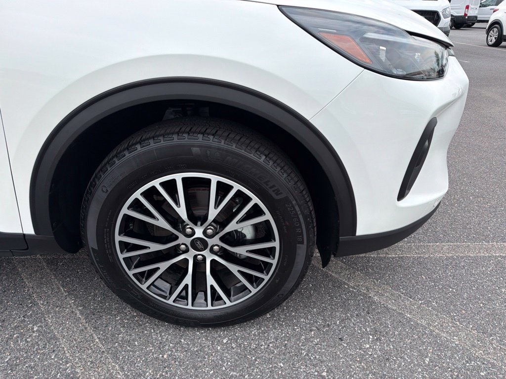New 2025 Star White Metallic Tri-coat Ford Plug-in Hybrid image 10