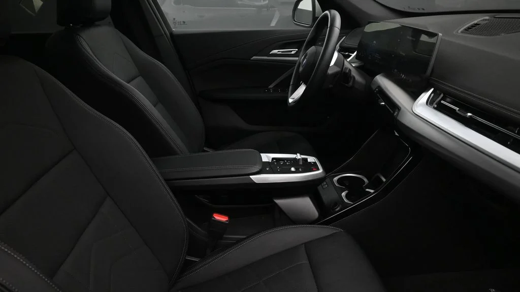 Used 2026 Silver BMW xDrive28i image 2