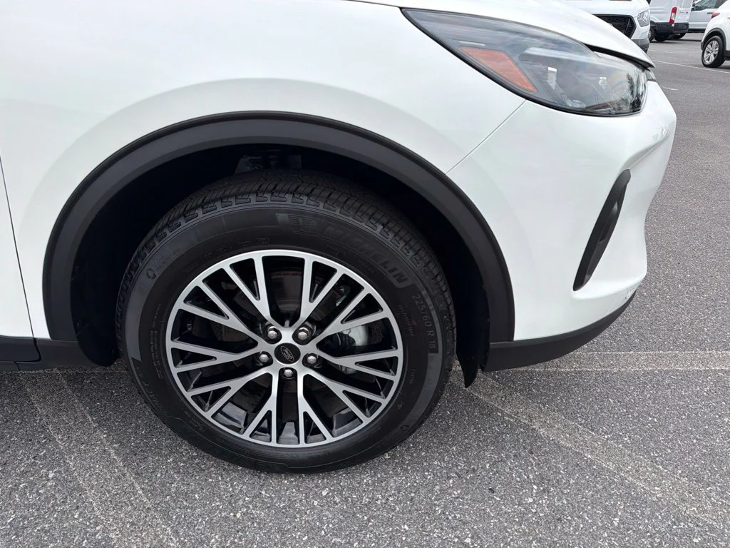 New 2025 Star White Metallic Tri-coat Ford Plug-in Hybrid image 10