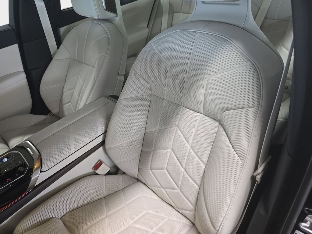 New 2026 Black Sapphire Metallic BMW 760i xDrive image 9