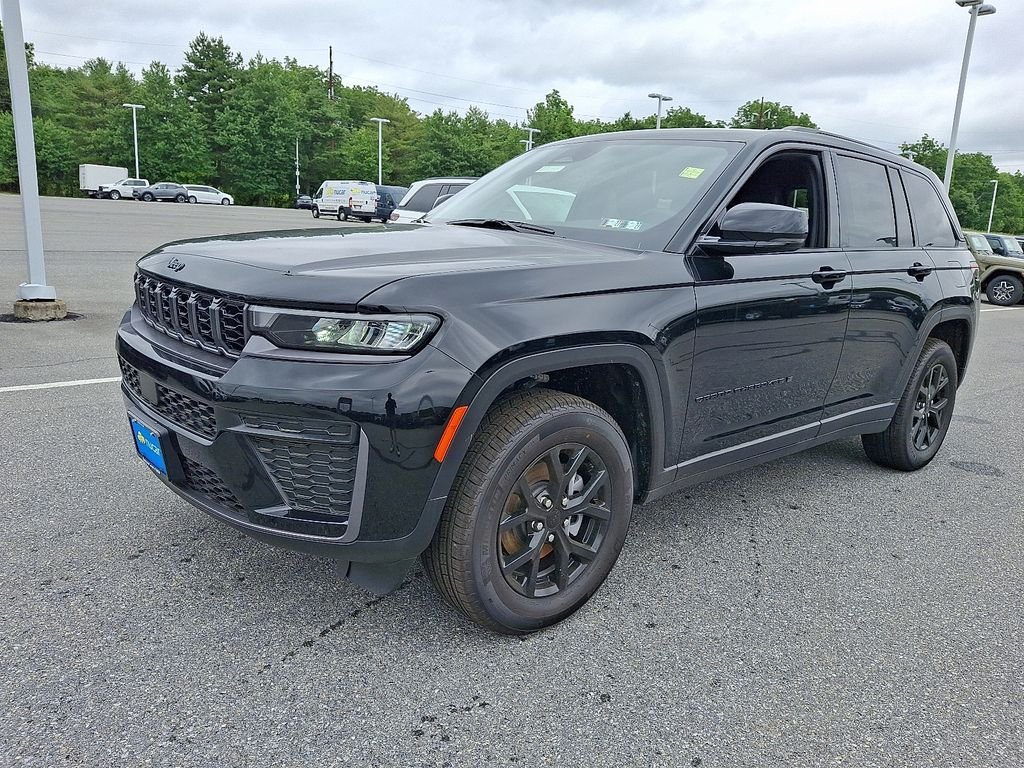 New 2026 Diamond Black Crystal Pearlcoat Jeep Altitude image 2