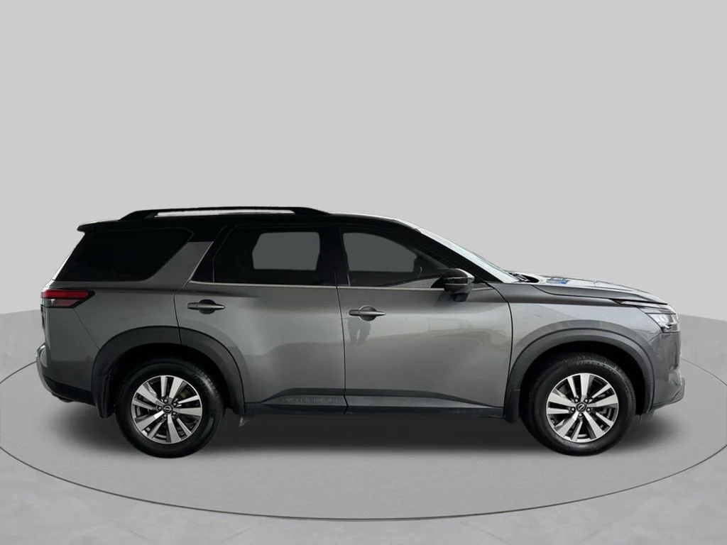 Used 2022 Gray Nissan SL image 6