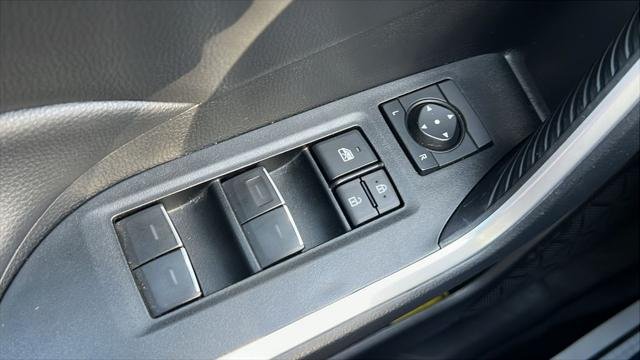 2025 Toyota RAV4 XLE - Photo 19