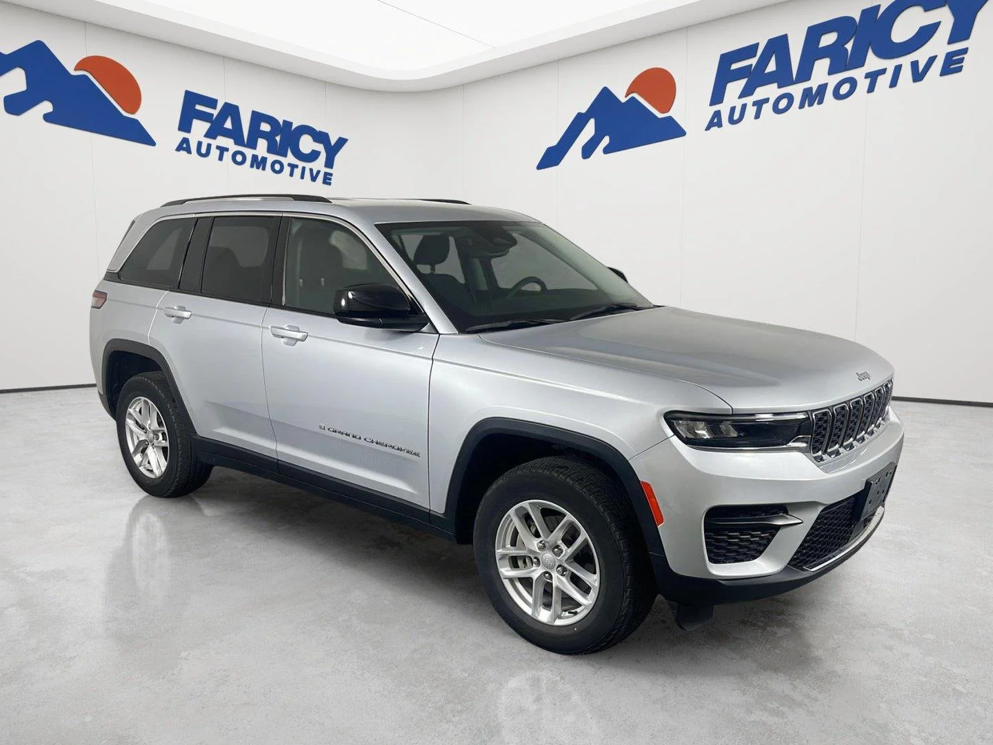 Used 2023 Silver Zynith Jeep Laredo image 5