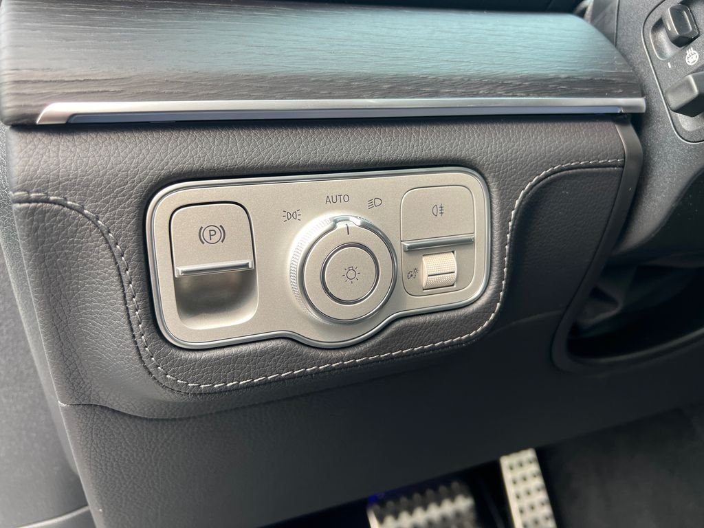 New 2026 MANUFAKTUR Moonlight White Metallic Mercedes-Benz GLS 450 image 14