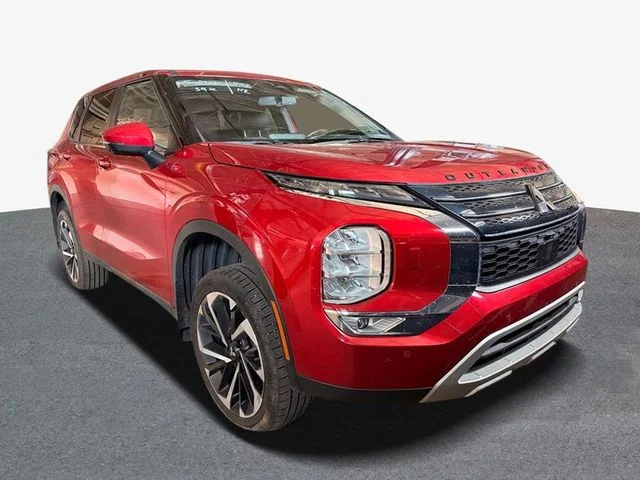 Used 2024 Red Mitsubishi SE image 2