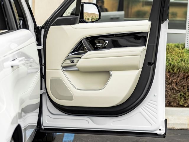New 2026 Ostuni Pearl White LAND ROVER SE 7 Seats image 29