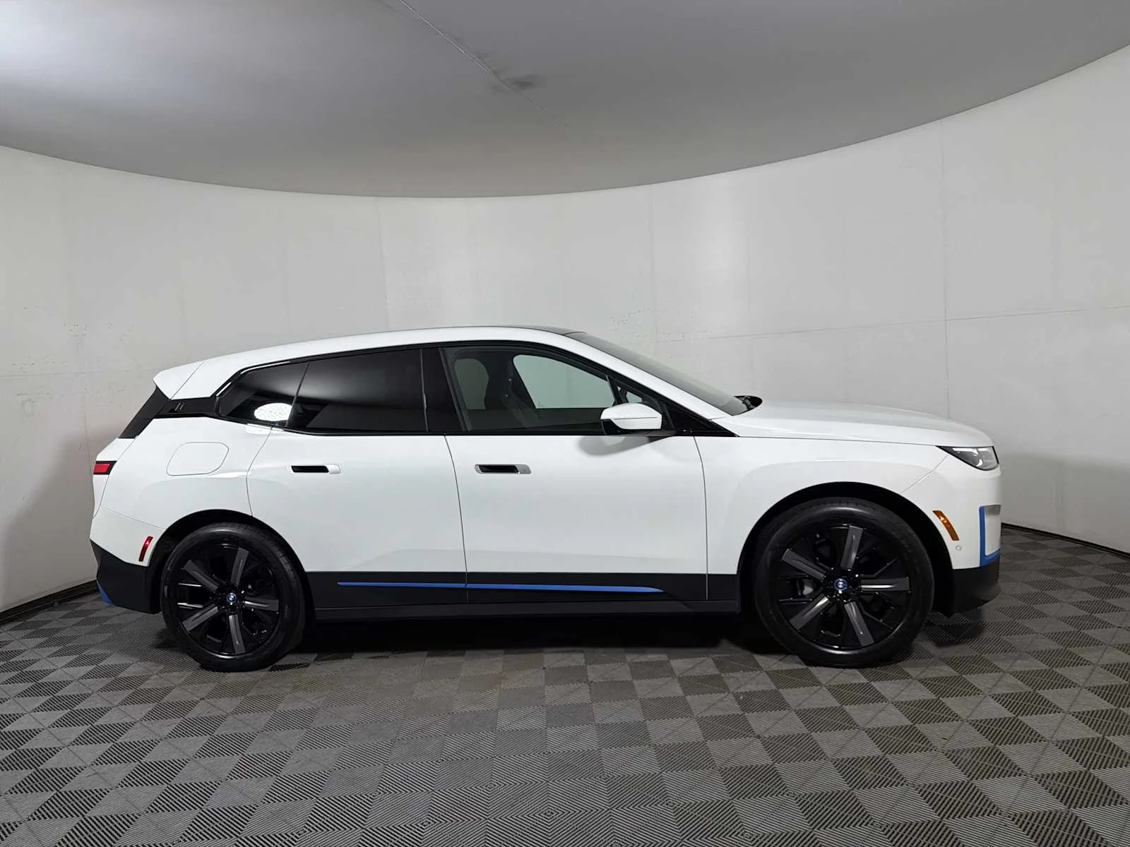 Used 2023 Alpine White BMW xDrive50 image 7