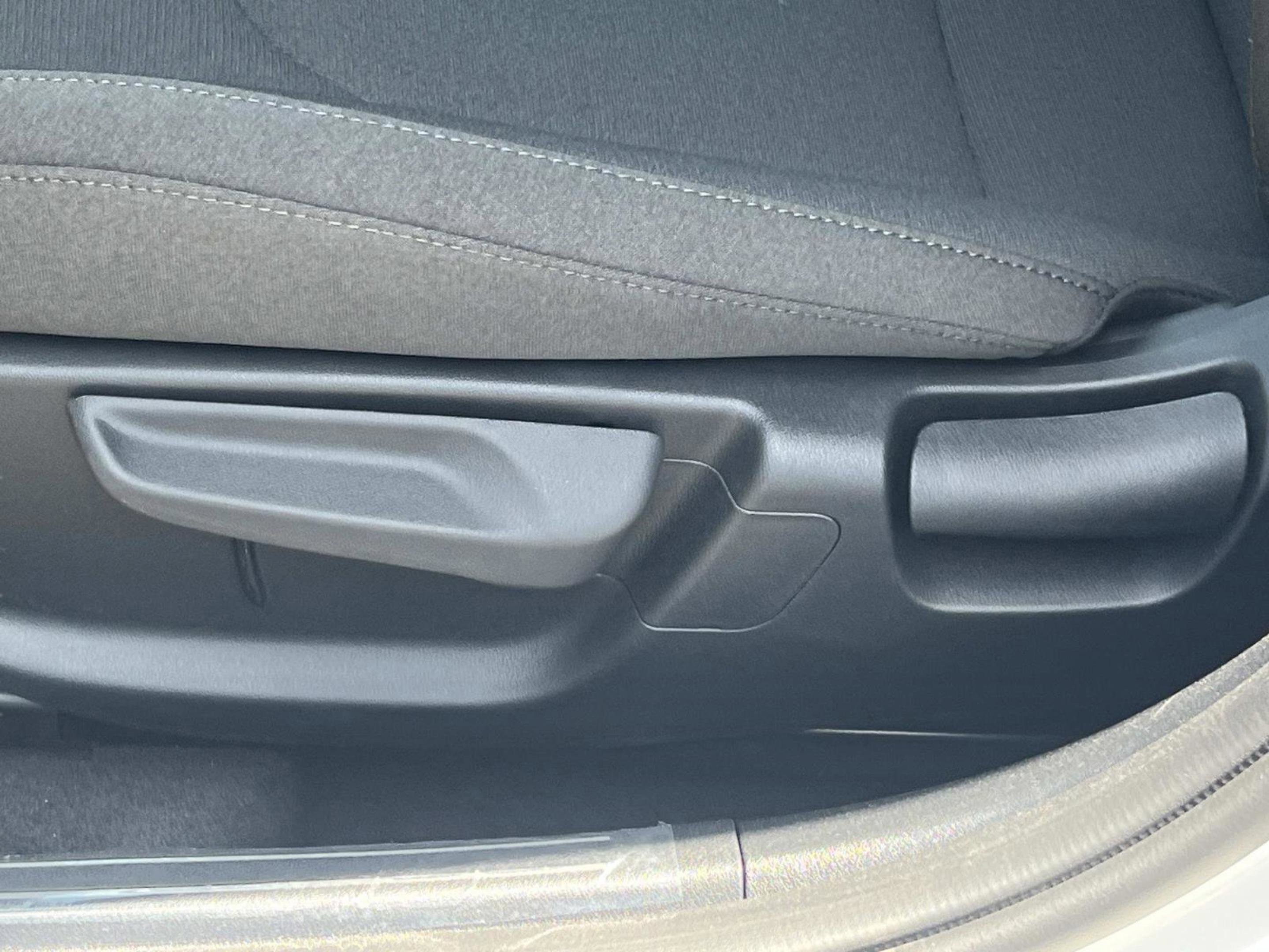 New 2026 Snow White Pearl Kia LX image 20