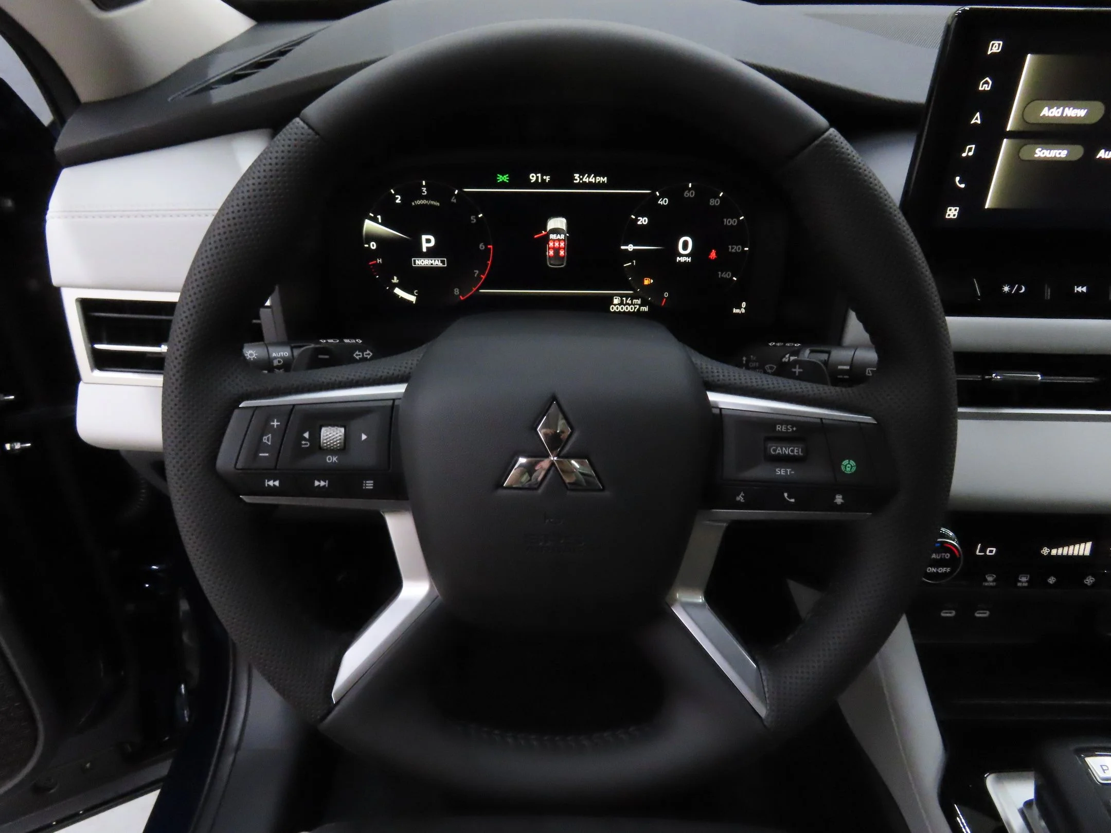 2025 Mitsubishi Outlander SE - Photo 15