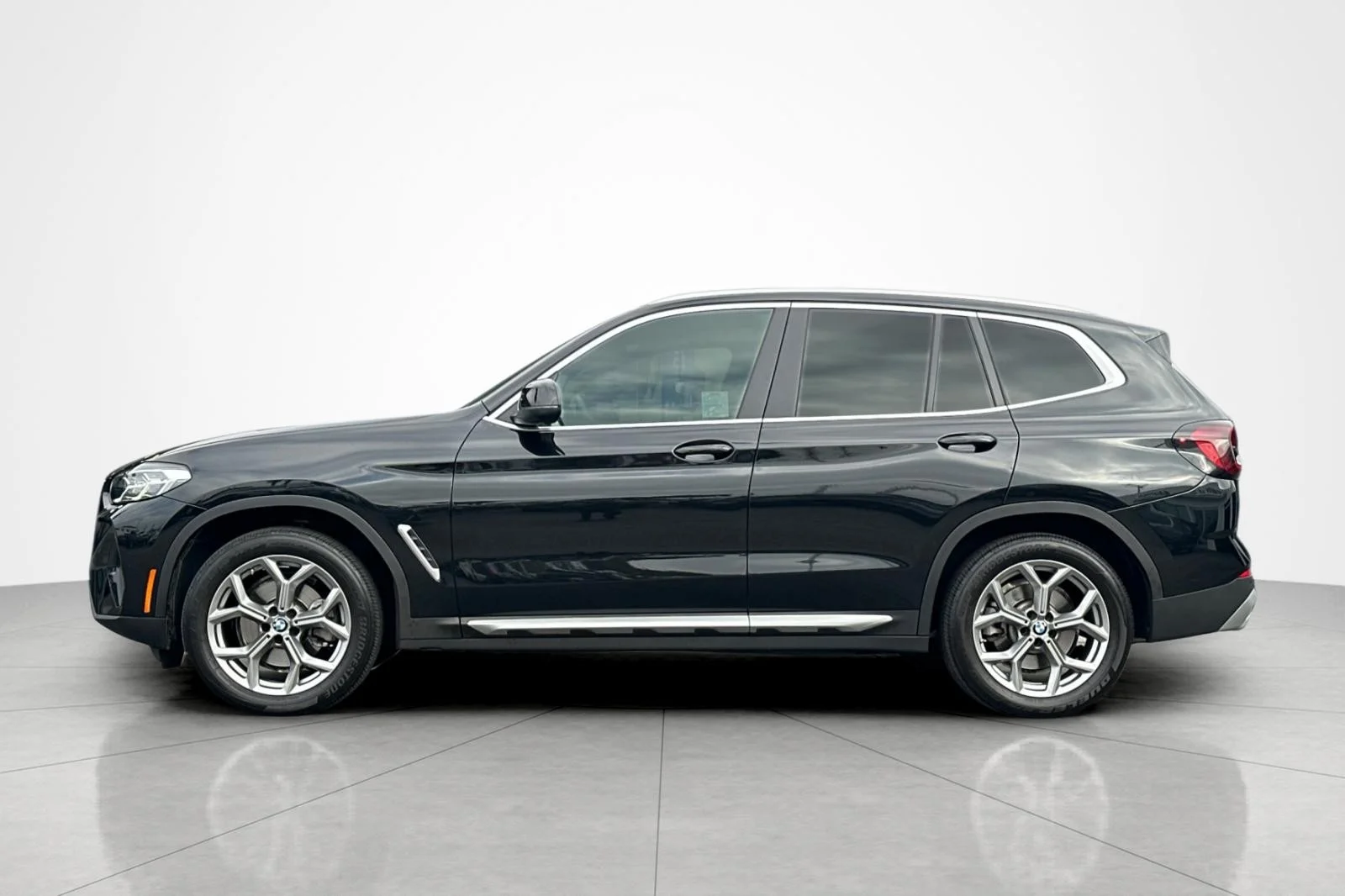 Used 2023 Black Sapphire Metallic BMW sDrive30i image 2