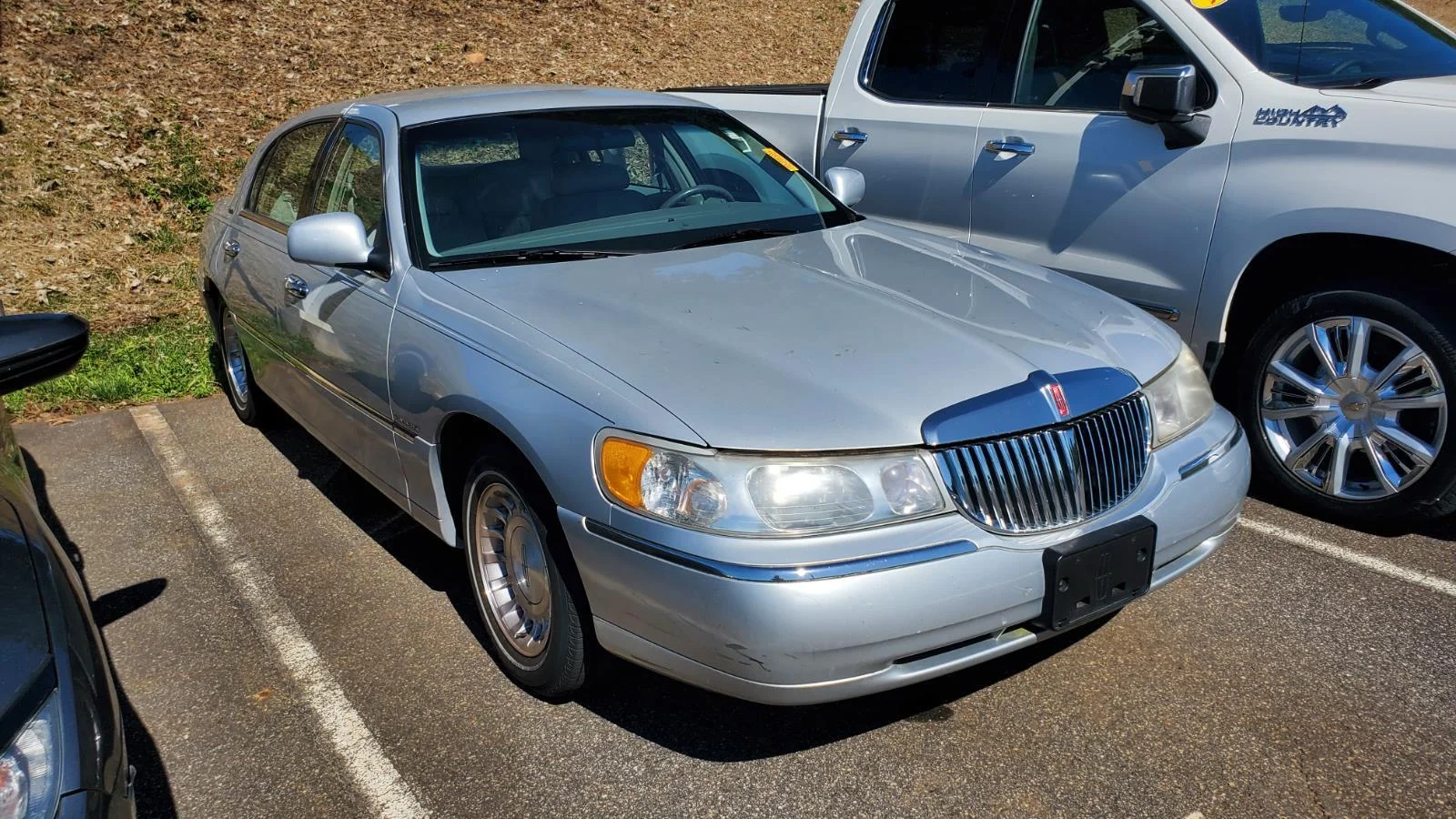 Used 2000  Lincoln Executive image 2